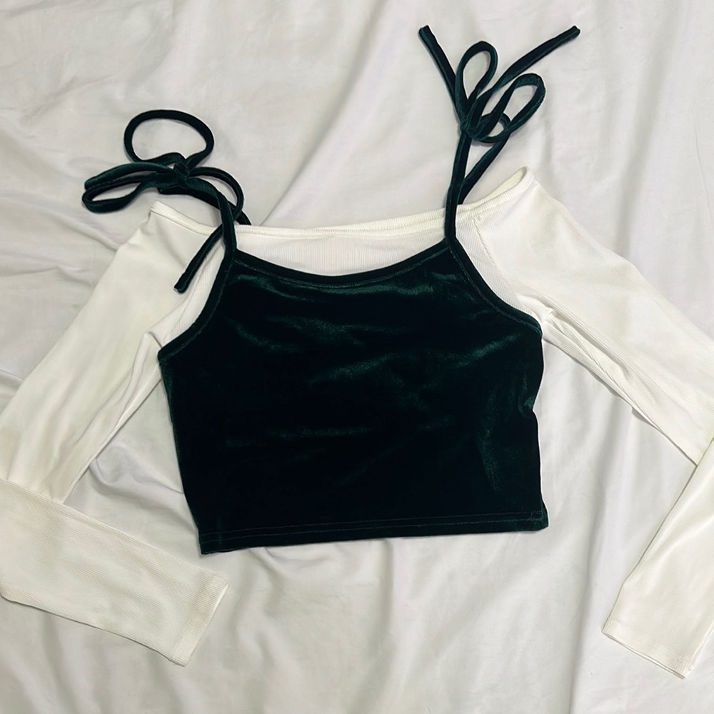 3/$15 Festive layered cropped long sleeve velvet green small